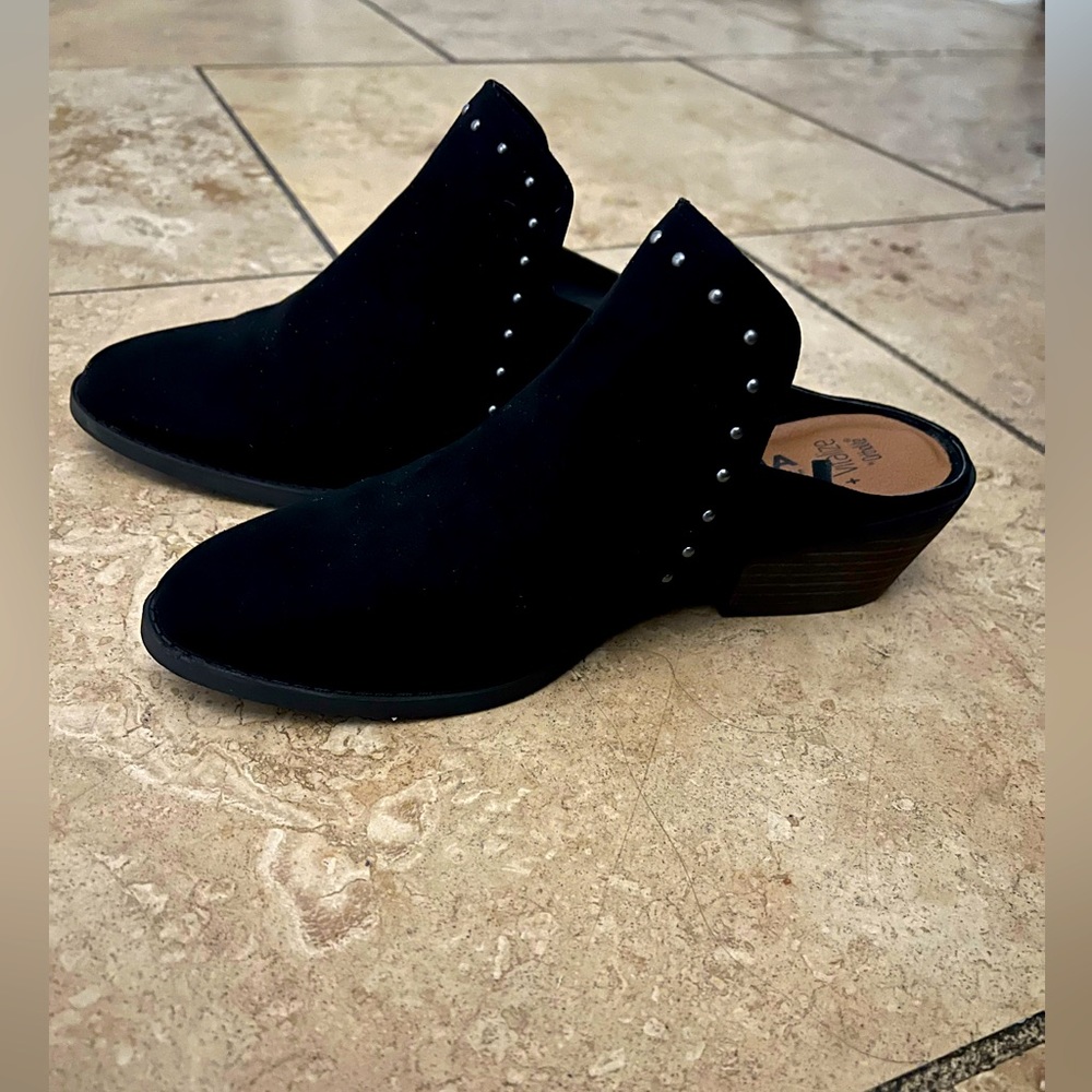 Selling these beautiful Sonoma shoes size 7.5 I bought them but they didn’t fit